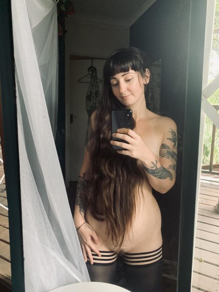 Девушка с татуировками