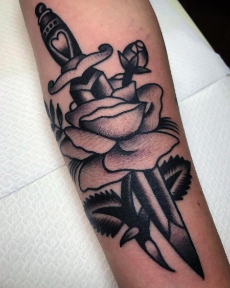 Тату роза с ножом