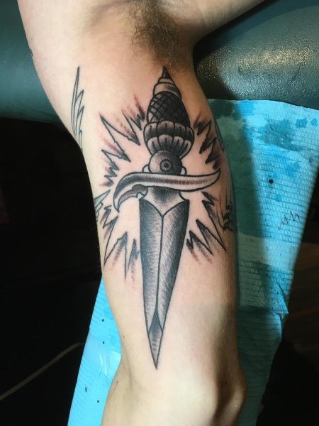 Тату нож на руке