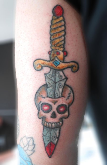 Тату череп с кинжалом