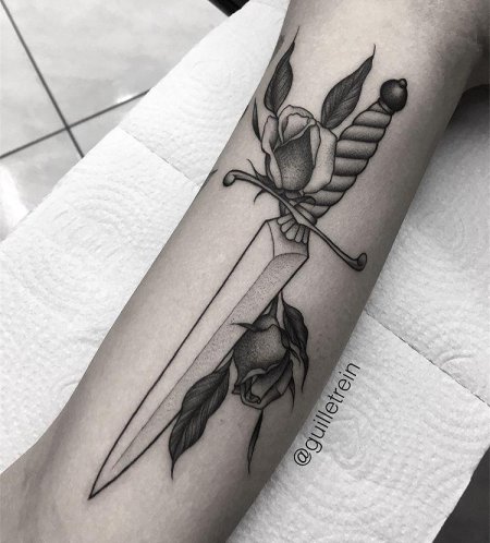 Тату роза с ножом