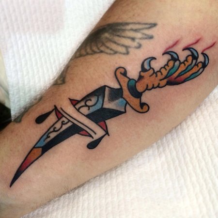 Тату кинжал на пальце