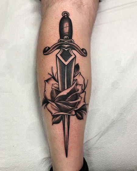 Тату кинжал с розой