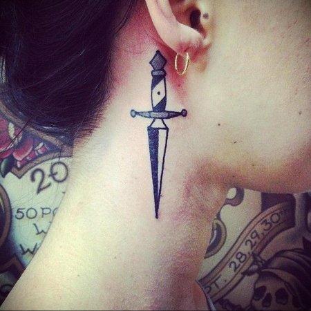 Тату нож в шее