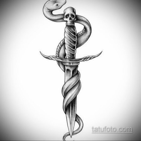 Тату змея обвивает кинжал