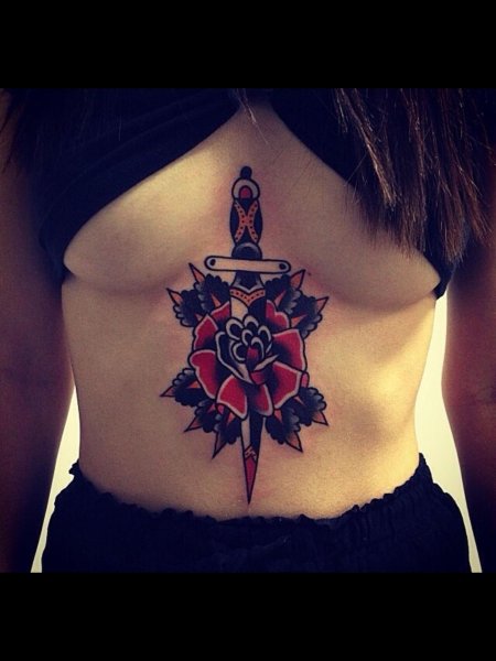 Тату кинжал на груди