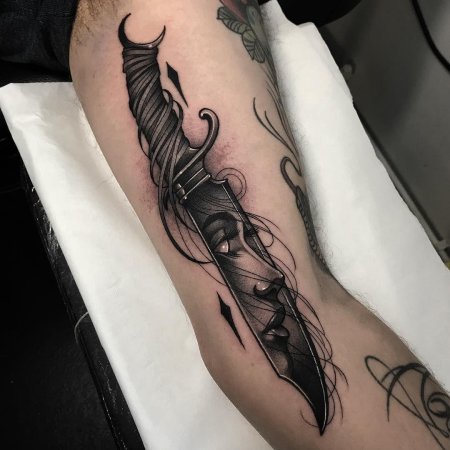 Тату девушка с ножом