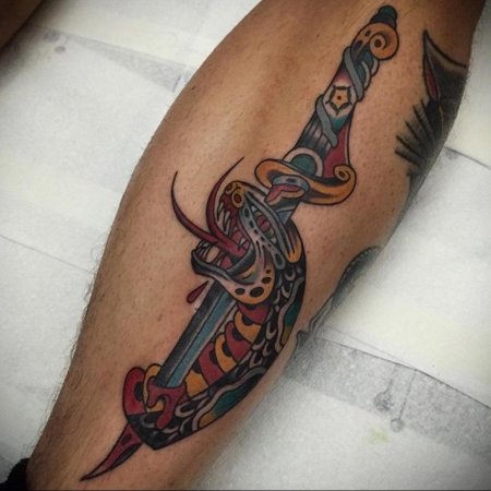 Змея с кинжалом тату