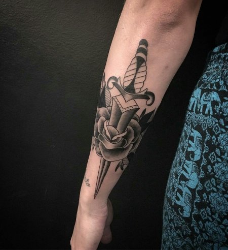 Тату кинжал и роза на руке мужские