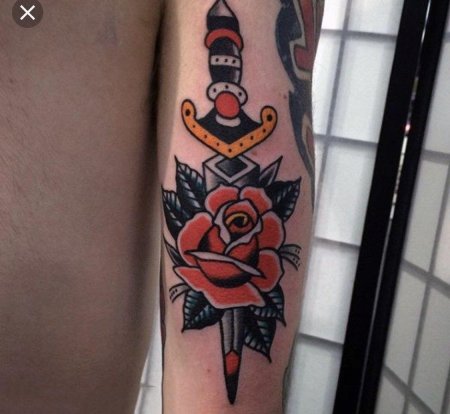 Тату кинжал с розой