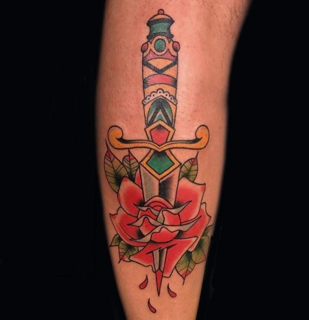 Тату кинжал олд скул