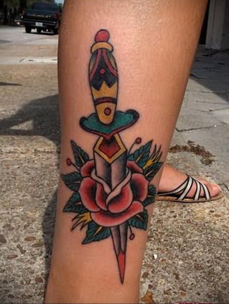 Тату кинжал с розой
