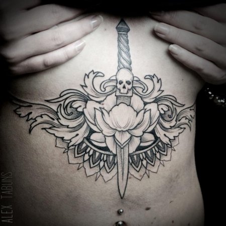 Кинжал тату между грудиной