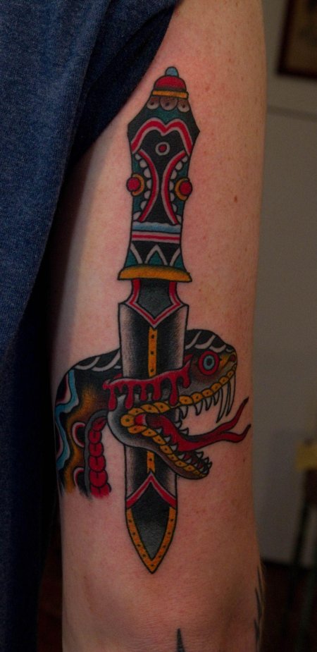 Нео традишнл тату кинжал