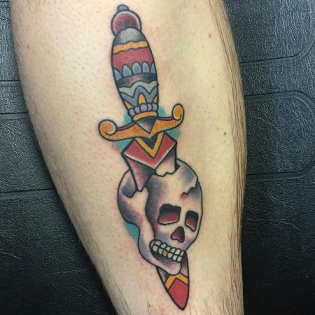 Тату череп с кинжалом