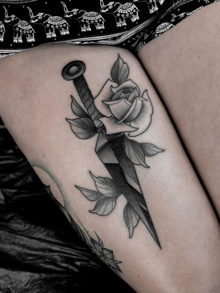 Тату роза с кинжалом