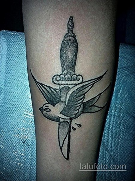 Тату кинжал