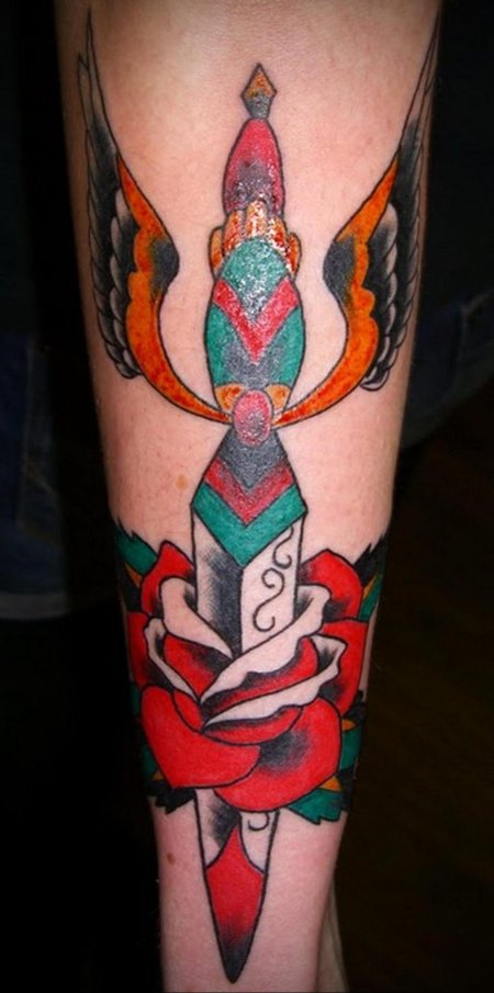 Тату кинжал олд скул