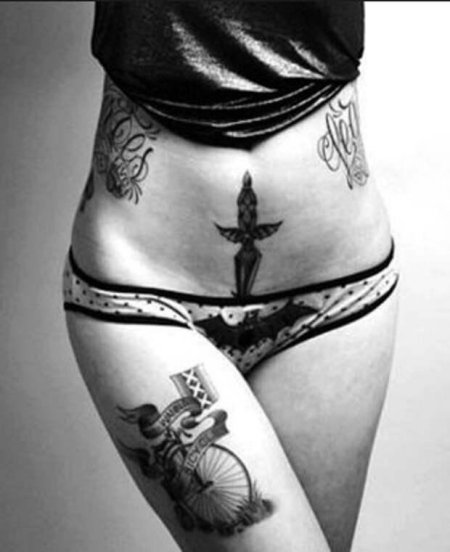 Тату на животе девушки