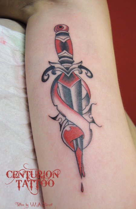 Тату кинжал