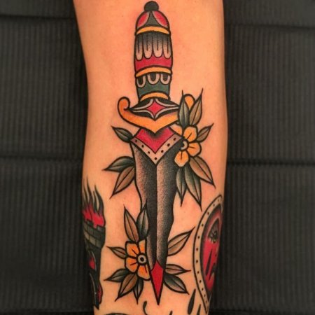 Тату кинжал олд скул