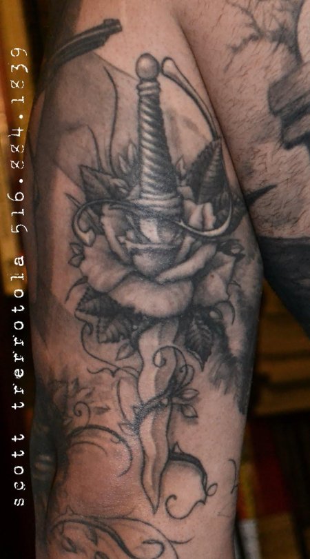 Тату кинжал с розой