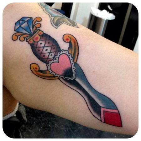 Тату кинжал в сердце