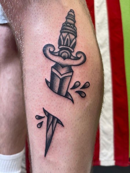 Тату кинжал олд скул