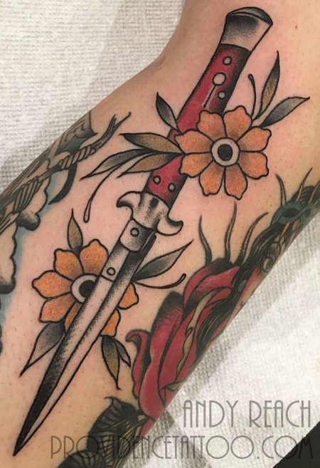Тату кинжал и роза на руке мужские