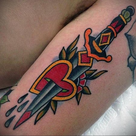 Тату нож в сердце