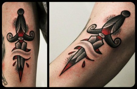 Тату кинжал на руке