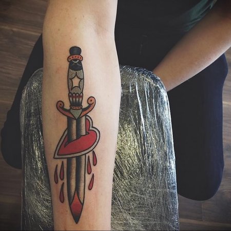 Тату кинжал олд скул