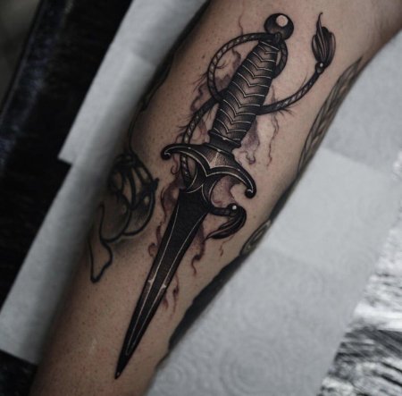 Тату меч на ноге
