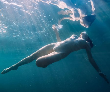 Красивые голые женщины под водой