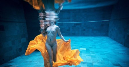 Девушки под водой