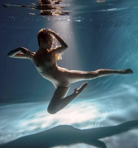 Флоатинг девушка в воде ню