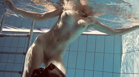 Голые в бассейне