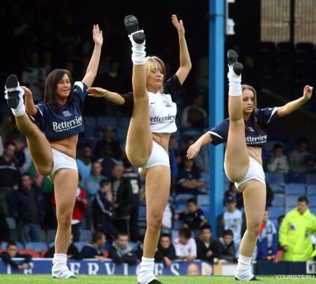 Чирлидерша в раздевалке