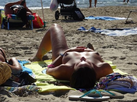 Пляж топлесс