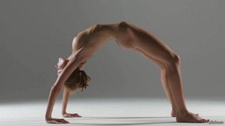 Голые девушки занимаются йогой