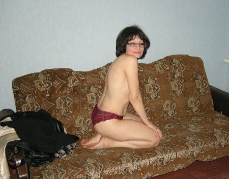 Зрелая на диване частное ню