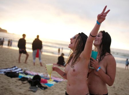 Пляжные вечеринки топлесс