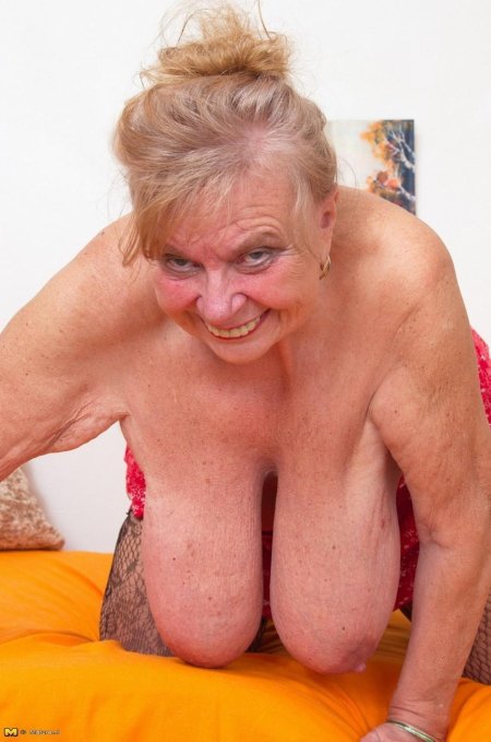 Старые обвисшие сиськи бабки