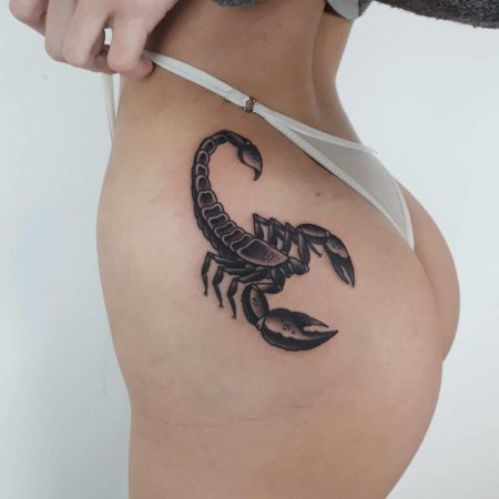 Татуировка скорпион для девушки