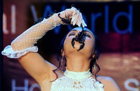 Девушка скорпион