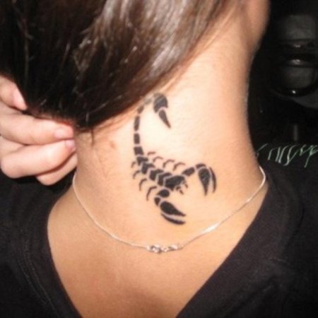 Скорпион на шее тату