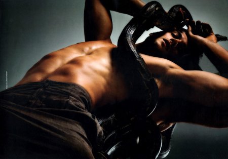 Мужчина со змеей