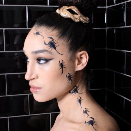 Тату скорпион на шее у девушки