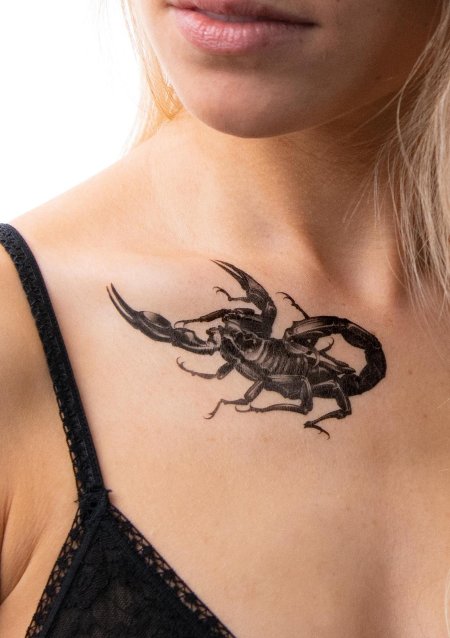 Тату скорпион для мужчин на лопатке