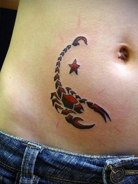 Тату скорпион на животе